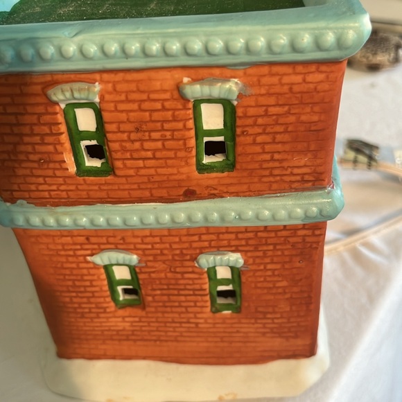 Vintage porcelain lighted house - Picture 5 of 13